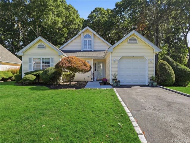  3 BR,  2.00 BTH &nbsp;Ranch style home in Middle Island