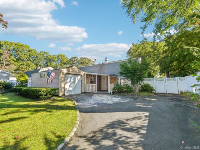  5 BR,  3.00 BTH &nbsp;Exp ranch style home in Farmingville