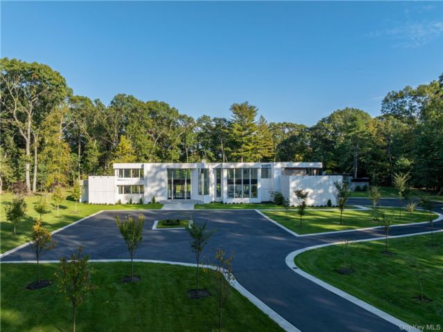  6 BR, 10.00 BTH &nbsp;Contemporary style home in Upper Brookville