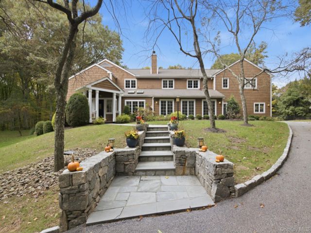  4 BR,  4.00 BTH &nbsp;Colonial style home in Yorktown Heights