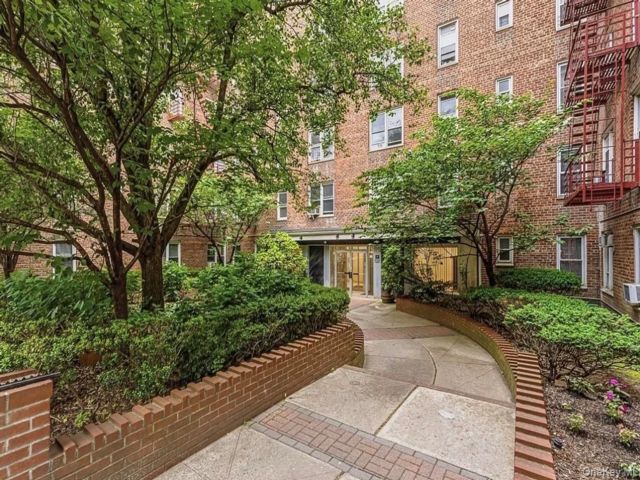  2 BR,  1.00 BTH &nbsp;Mid rise style home in Forest Hills