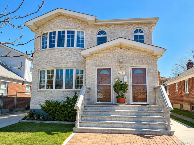  6 BR,  5.00 BTH &nbsp;House style home in Bayside