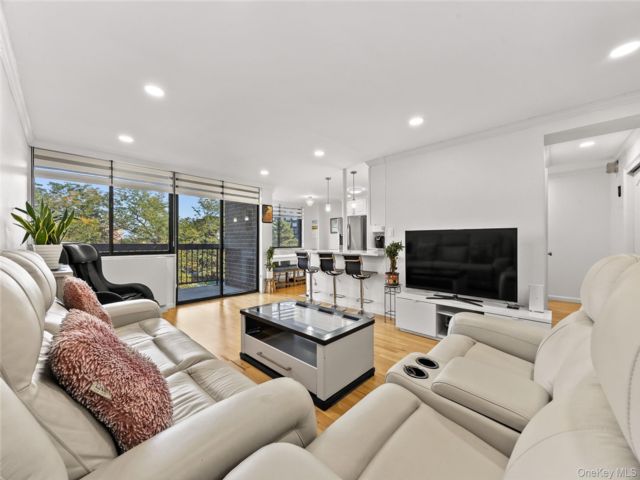  1 BR,  1.00 BTH &nbsp;High rise style home in Bayside