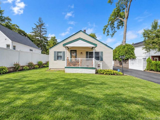  2 BR,  1.00 BTH &nbsp;Ranch style home in Nesconset