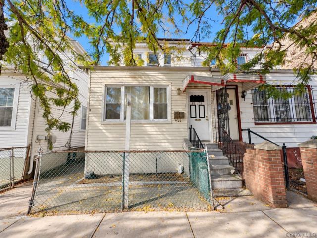  5 BR,  3.00 BTH &nbsp;House style home in Elmhurst