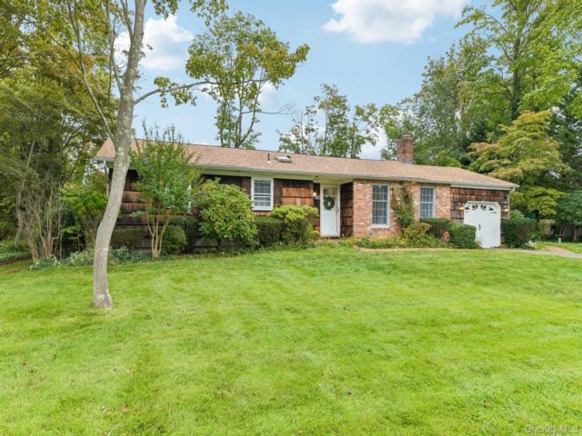  3 BR,  2.00 BTH &nbsp;Ranch style home in Saint James