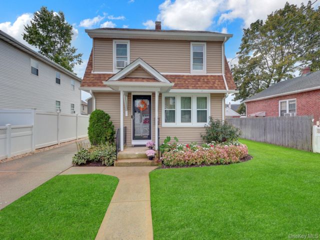  2 BR,  1.00 BTH &nbsp;Colonial style home in Roosevelt