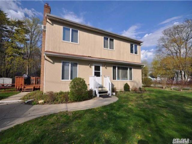  4 BR,  3.00 BTH &nbsp;Colonial style home in Smithtown