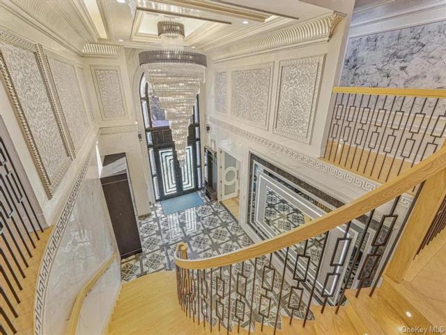  7 BR,  4.00 BTH &nbsp;Mini estate style home in Rego Park