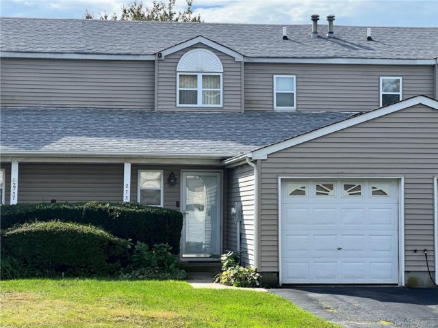  2 BR,  2.00 BTH &nbsp;Condo style home in Amityville