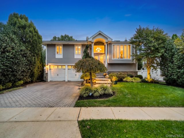  3 BR,  3.00 BTH &nbsp;Hi ranch style home in Wantagh