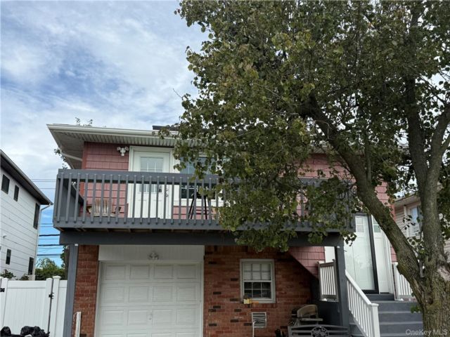 3 BR,  2.00 BTH &nbsp;Includes legal  style home in Long Beach