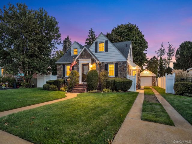  3 BR,  2.00 BTH &nbsp;Cape cod style home in Wantagh