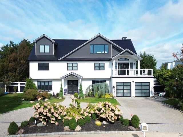  7 BR,  5.00 BTH &nbsp;Colonial style home in Copiague