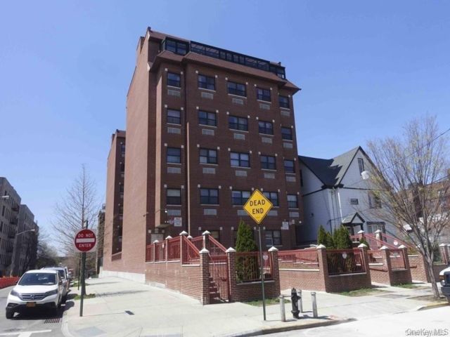  1 BR,  1.00 BTH &nbsp;High rise style home in Elmhurst