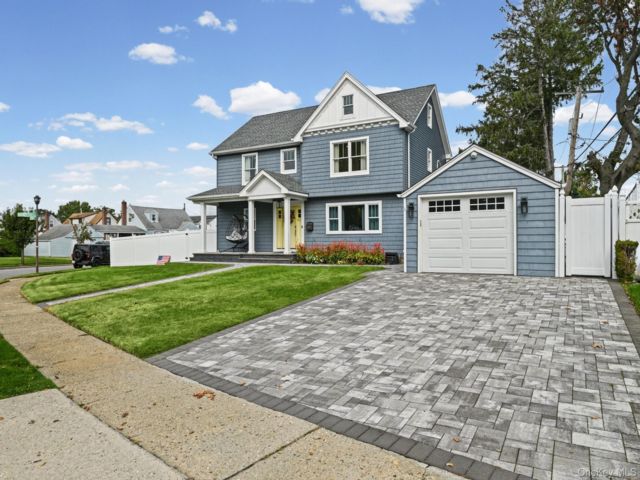  4 BR,  4.00 BTH &nbsp;Colonial style home in West Hempstead