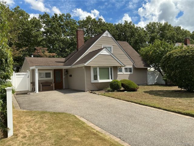  4 BR,  2.00 BTH &nbsp;Exp ranch style home in Westbury