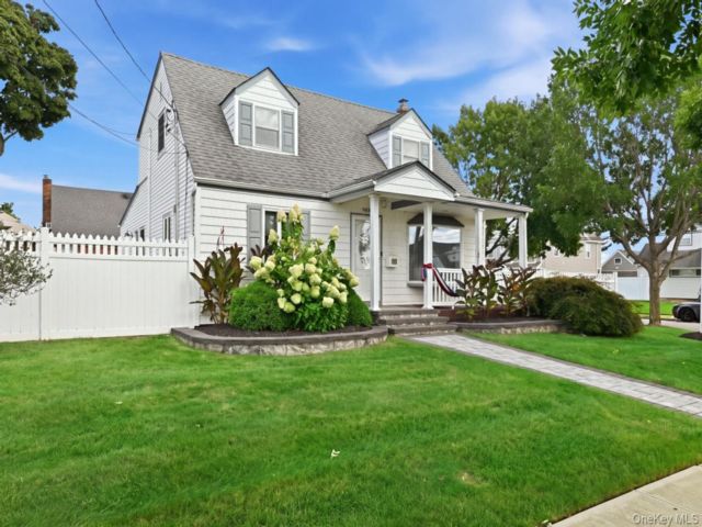  4 BR,  2.00 BTH &nbsp;Exp cape style home in Westbury