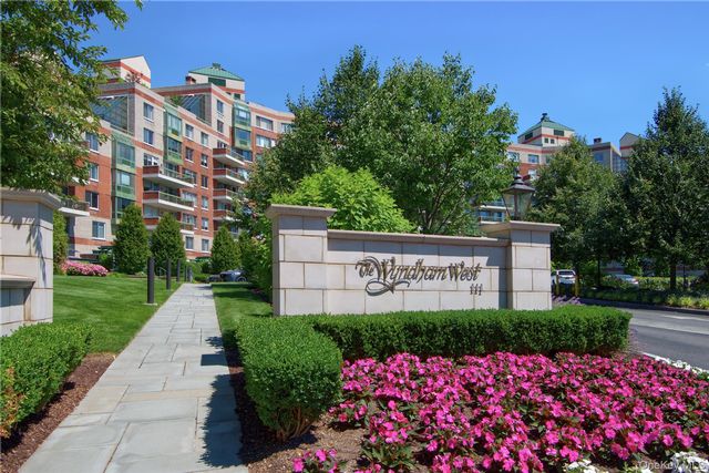  2 BR,  3.00 BTH &nbsp;Full floor apar style home in Garden City