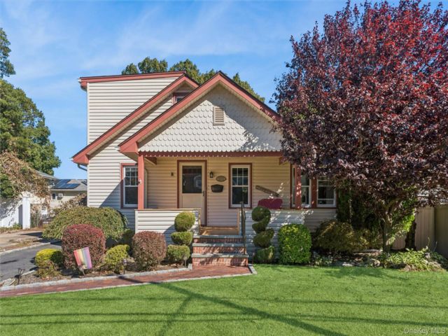 3 BR,  2.00 BTH &nbsp;Cape cod style home in Merrick