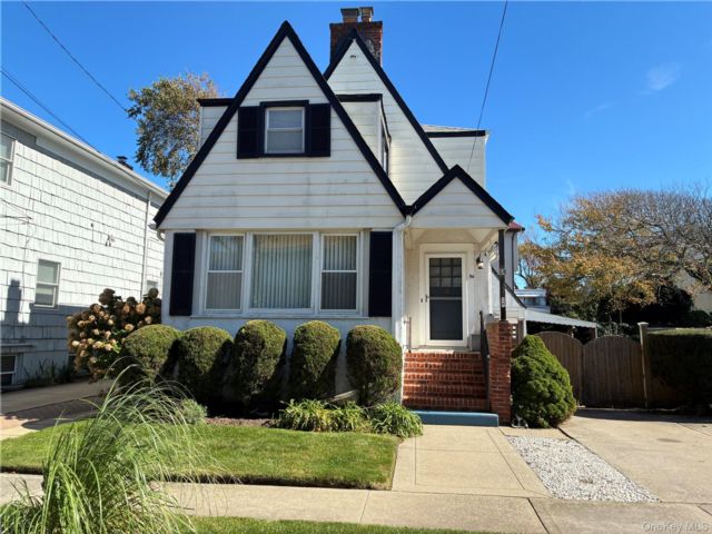  5 BR,  2.00 BTH &nbsp;A-frame style home in Atlantic Beach