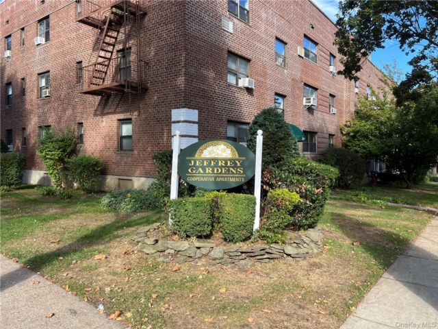  2 BR,  1.00 BTH &nbsp;Garden style home in Bayside
