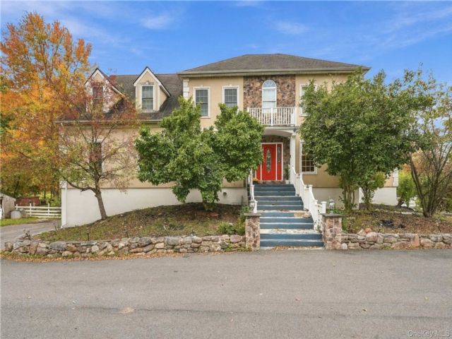  4 BR,  6.00 BTH &nbsp;Colonial style home in Pine Bush