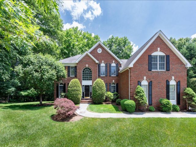  4 BR,  4.00 BTH &nbsp;Colonial style home in Somers