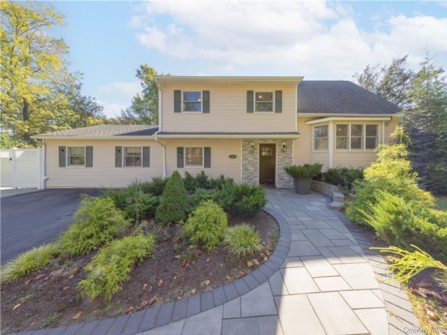  6 BR,  4.00 BTH &nbsp;Colonial style home in Valley Cottage