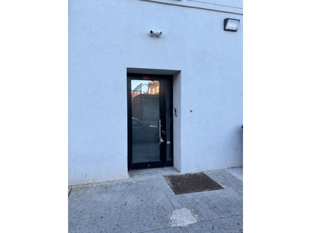  1 BR,  1.00 BTH &nbsp;Other style home in Jackson Heights