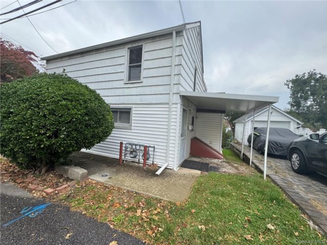  2 BR,  1.00 BTH &nbsp;Colonial style home in Great Neck