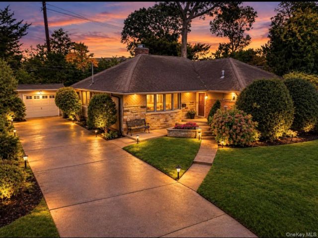  3 BR,  2.00 BTH &nbsp;Ranch style home in West Hempstead