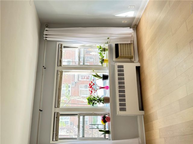  2 BR,  1.00 BTH &nbsp;Garden style home in Flushing