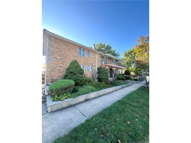  3 BR,  3.00 BTH &nbsp;Contemporary style home in Fresh Meadows