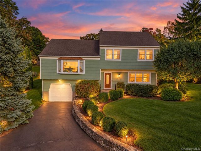  3 BR,  2.00 BTH &nbsp;Split level style home in Ossining