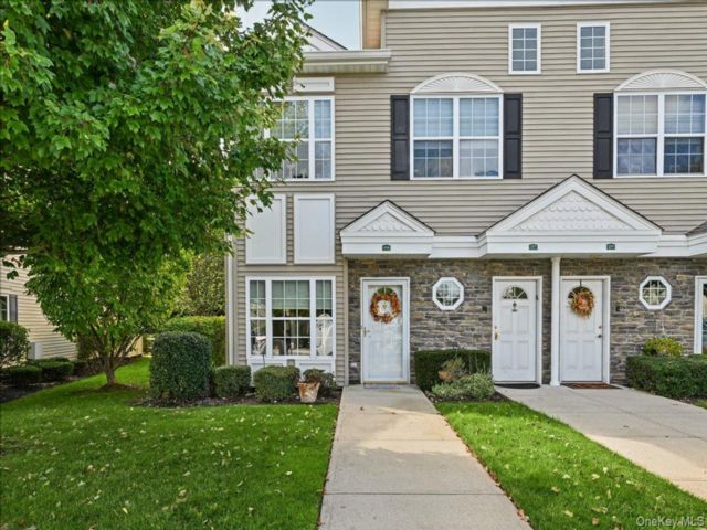  2 BR,  3.00 BTH &nbsp;Condo style home in East Meadow