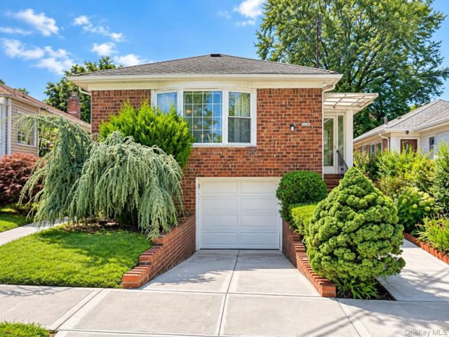  3 BR,  3.00 BTH &nbsp;Raised ranch style home in Little Neck