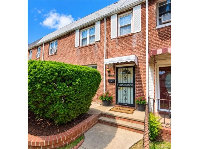  3 BR,  2.00 BTH &nbsp;House style home in Bellerose