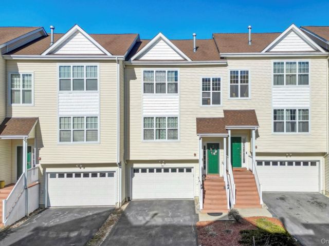  3 BR,  4.00 BTH &nbsp;House style home in Middletown