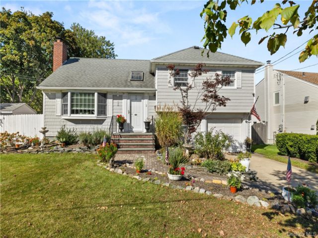  4 BR,  2.00 BTH &nbsp;Split level style home in Babylon