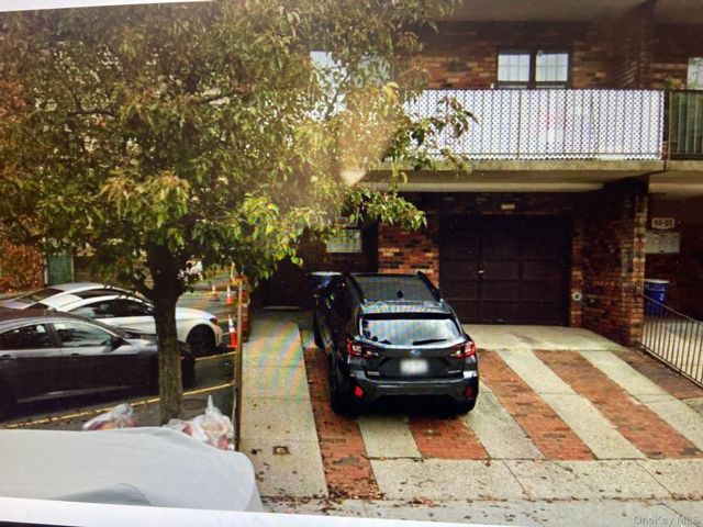  1 BR,  1.00 BTH &nbsp;Condo style home in Douglaston