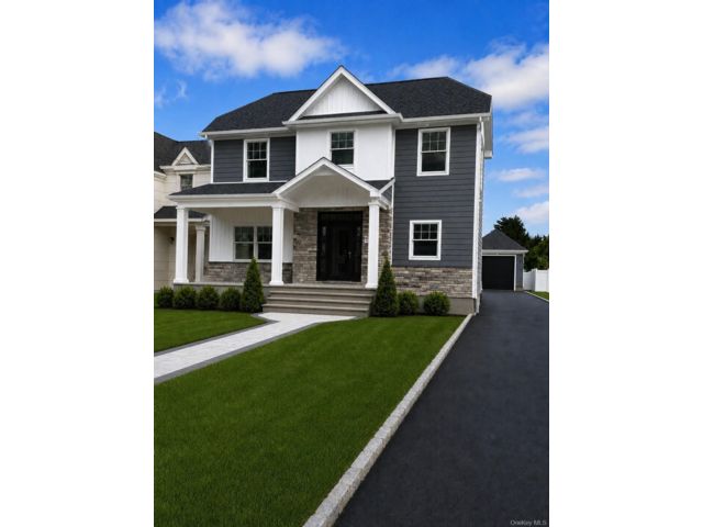  4 BR,  4.00 BTH &nbsp;Colonial style home in Albertson
