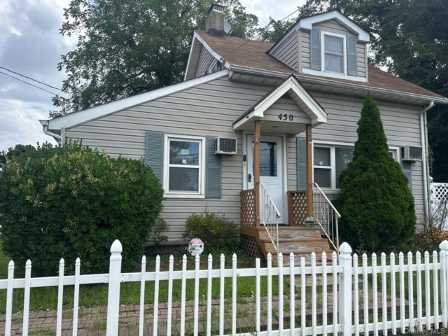  2 BR,  1.00 BTH &nbsp;Colonial style home in Copiague