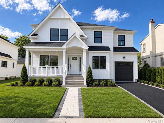  4 BR,  5.00 BTH &nbsp;Colonial style home in Albertson