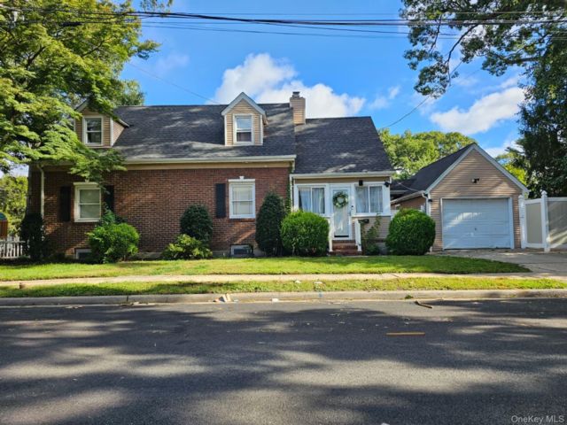  4 BR,  2.00 BTH &nbsp;Colonial style home in West Hempstead