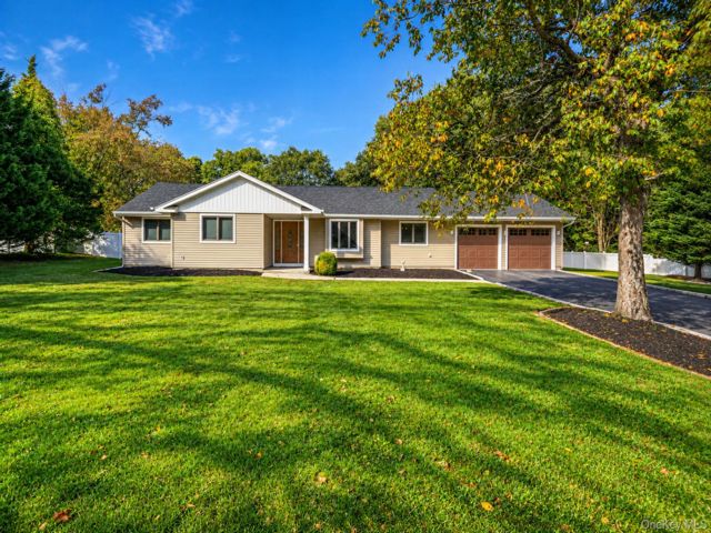  3 BR,  2.00 BTH &nbsp;Ranch style home in Saint James