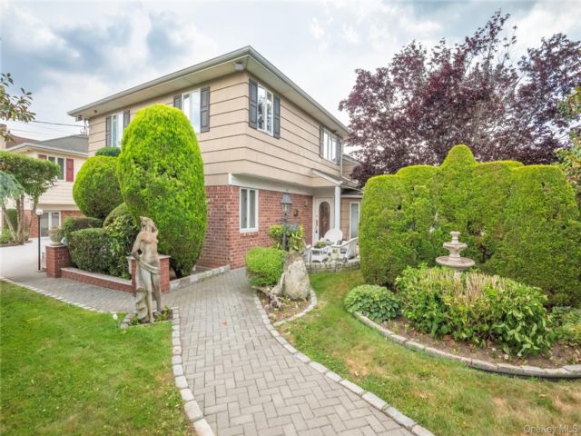 7 BR,  3.00 BTH &nbsp;Split level style home in Douglaston