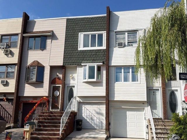  3 BR,  2.00 BTH &nbsp;House style home in Eltingville