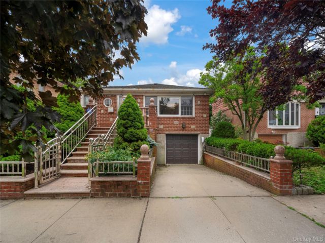  3 BR,  3.00 BTH &nbsp;Raised ranch style home in Little Neck