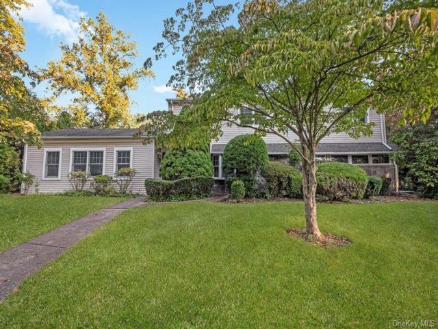  5 BR,  3.00 BTH &nbsp;Colonial style home in Roslyn Heights